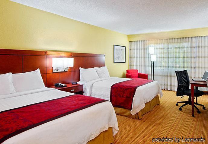 Courtyard Sarasota Bradenton Airport Hotel Room photo