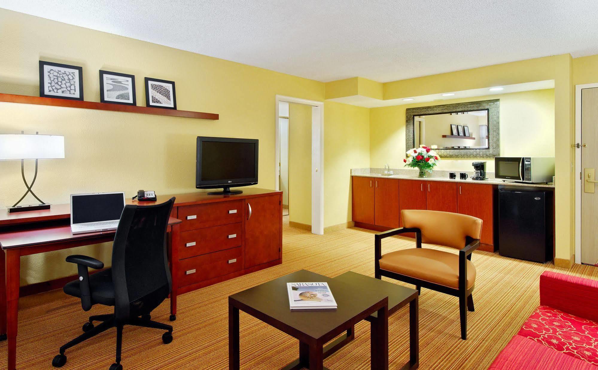 Courtyard Sarasota Bradenton Airport Hotel Exterior photo